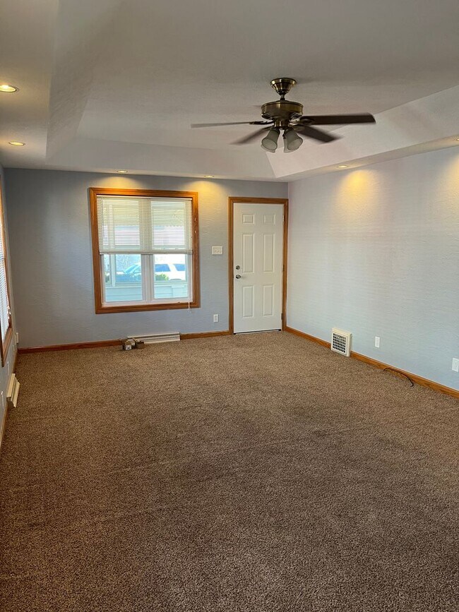 Building Photo - Spacious updated 4 bed 2 bath home in the heart of Rock Island!