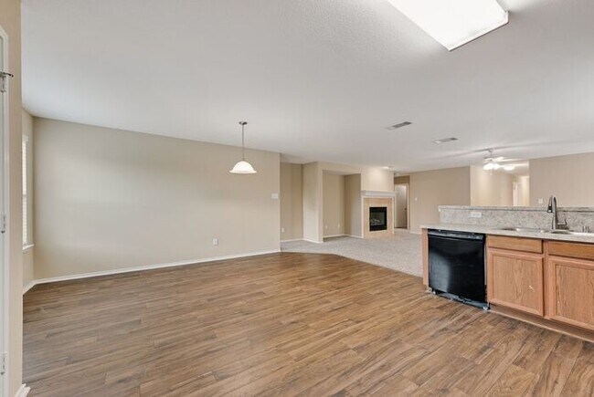 Building Photo - Newly updated home ready for move in