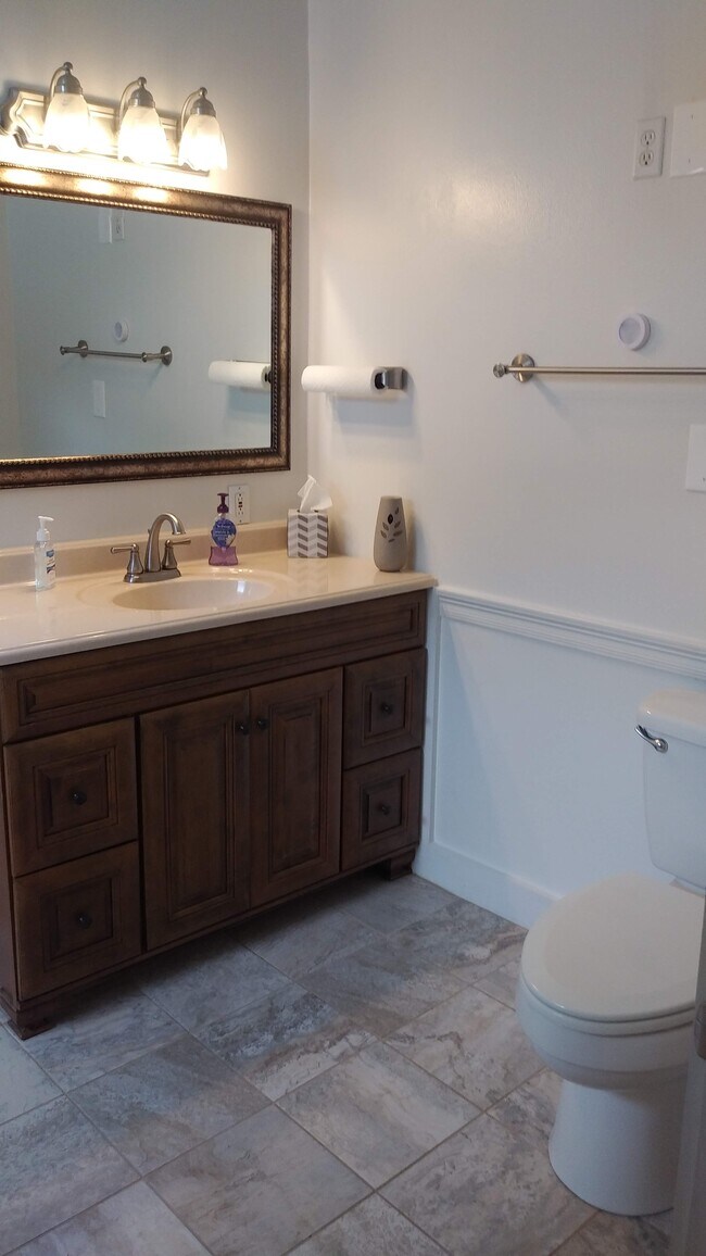 Bathrooom - 112 N Division St