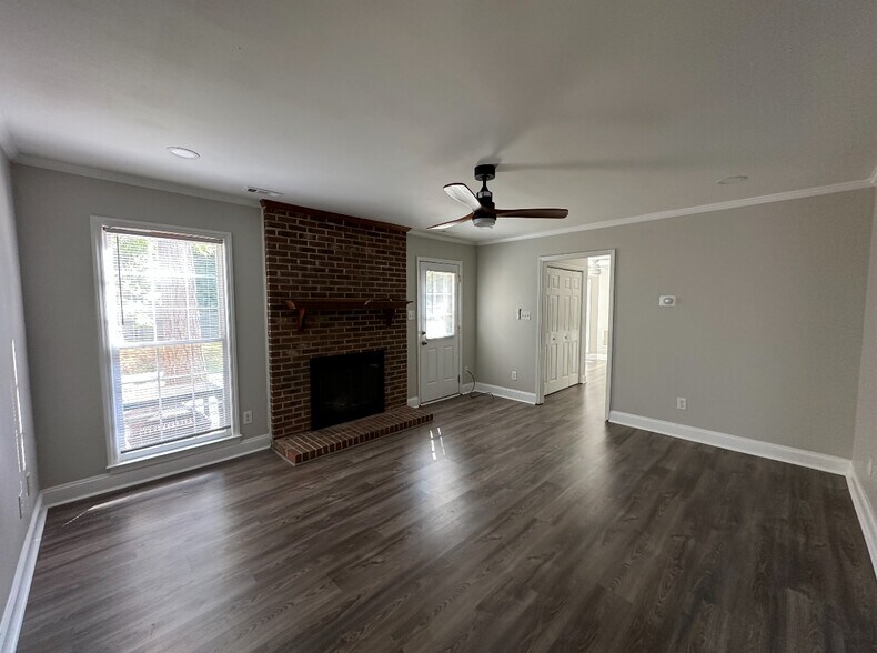 Living room - 2801 Briar Ridge Dr