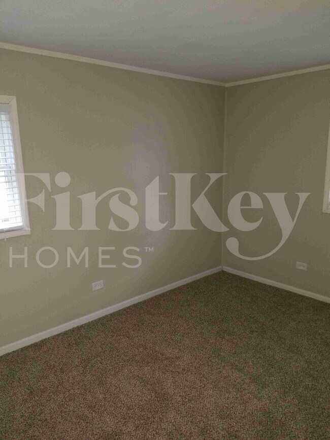 Building Photo - 422 E Tulip Dr