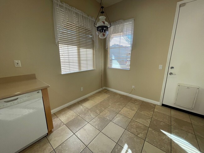 Building Photo - Apple Valley-Del Web Home, 2 Bedrooms,2 Ba...