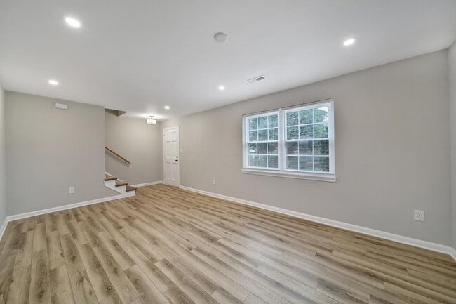 Building Photo - Lovely 3 Bed 2.5 Bath End Unit Townhome!