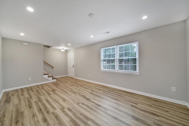 Building Photo - Lovely 3 Bed 2.5 Bath Home!