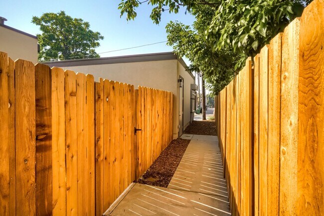 Building Photo - 3 bedroom / 3.5 bath Townhome + 2 Large Flex Spaces & Spacious Roof Top Deck!