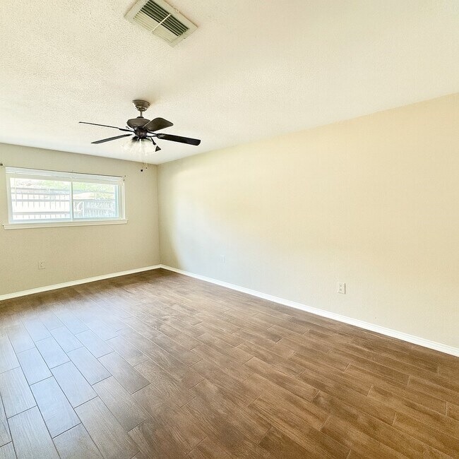 Building Photo - 5807 Silver Frst Dr