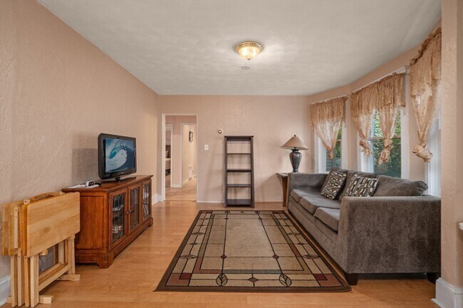 Building Photo - 76 Windsor Rd