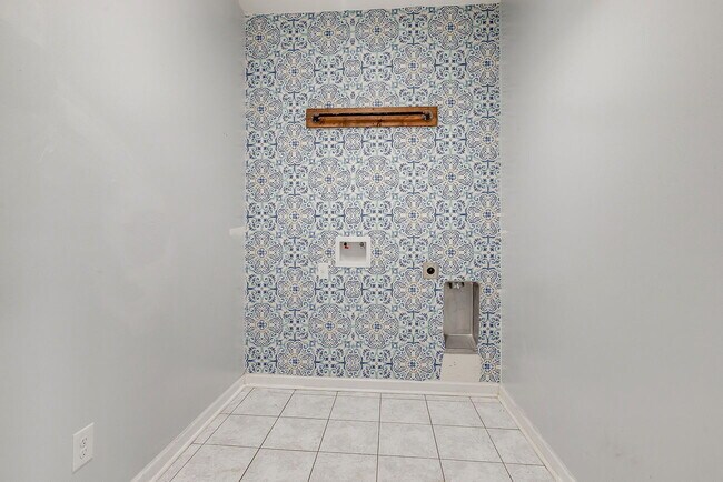 Building Photo - Spacious & Convenient