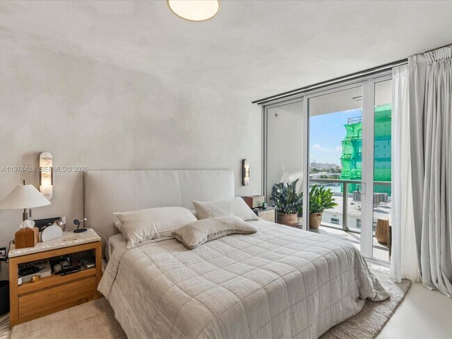 Building Photo - 9521 E Bay Harbor Dr