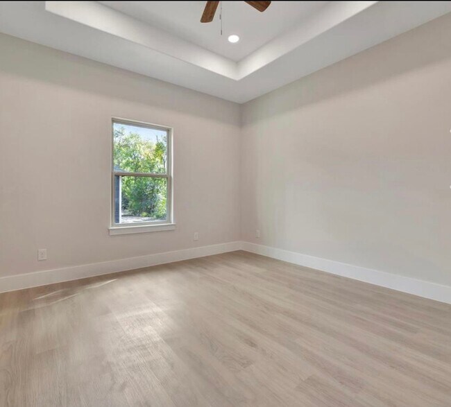 Building Photo - 418 Lake St