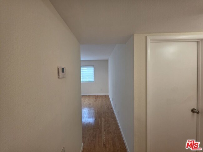Building Photo - 1260 Vin Scully Ave