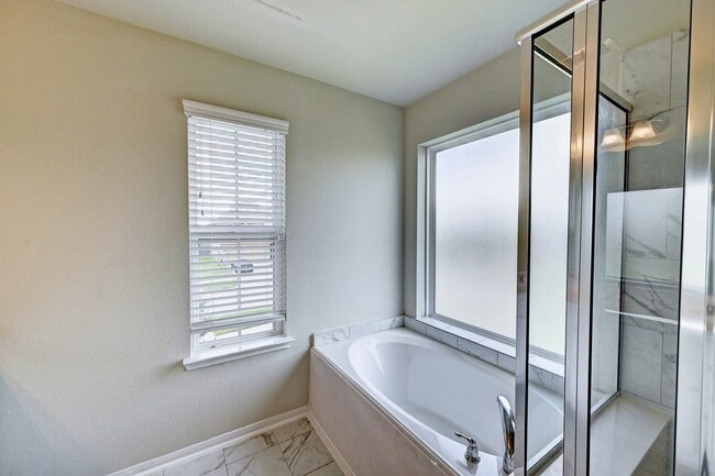 Building Photo - 3303 Owl Hollow Dr