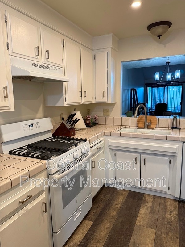 Building Photo - 1884 Cherokee Dr