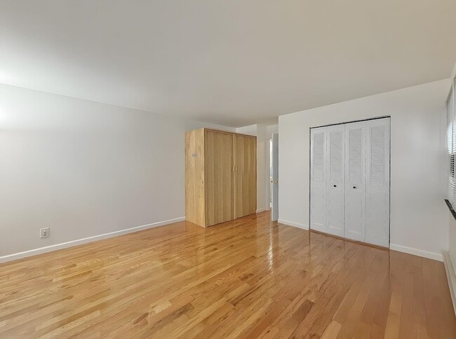 Building Photo - 56 68th St