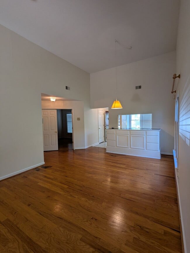Building Photo - Beautiful townhouse with lakeside views, convenient to Chapel Hill and Durham!