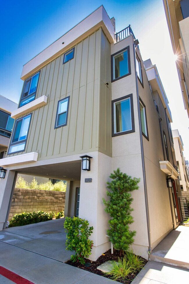 Building Photo - Highly Desired 4 Bedroom Floor Plan in Lig...