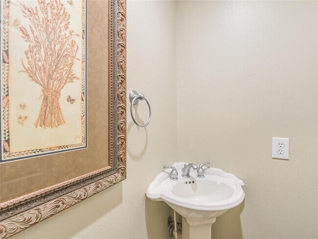 Building Photo - 1908 Kahala Sunset Dr