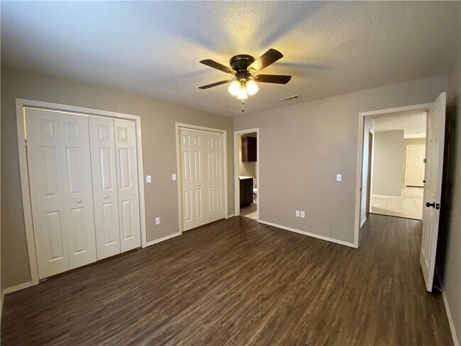 Building Photo - 658 W Martha Dr