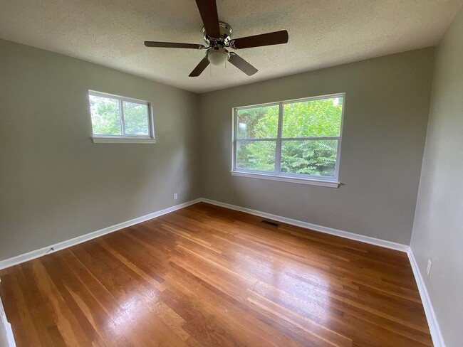 Building Photo - Freshly Renovated 3 Bedroom 1.5 Bathroom i...