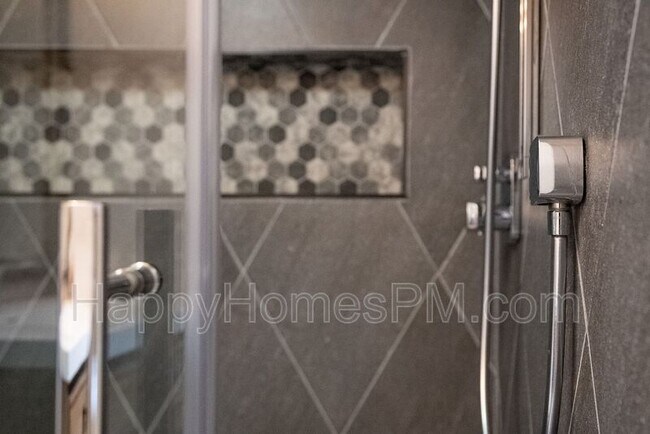 Building Photo - 377 King St