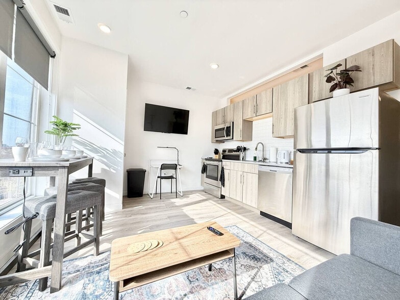 Building Photo - 501 N Perth St