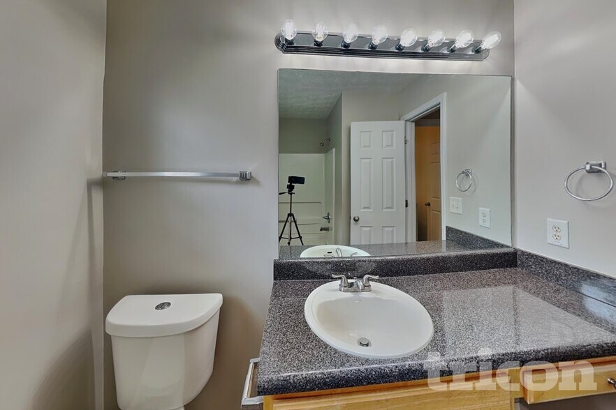 Building Photo - 9598 Lakeview Cir