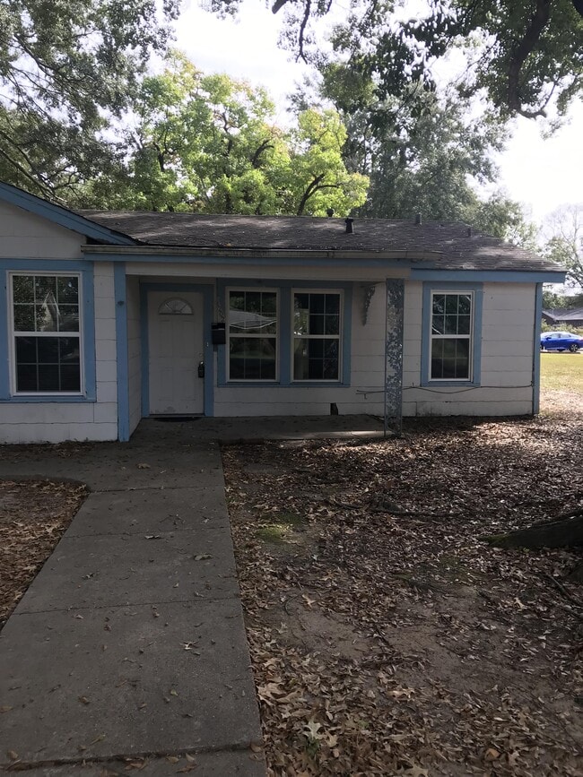Building Photo - 1202 N McGuire Ave