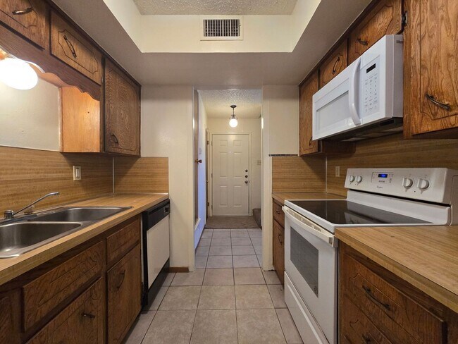 Building Photo - 2304 Wales Cir