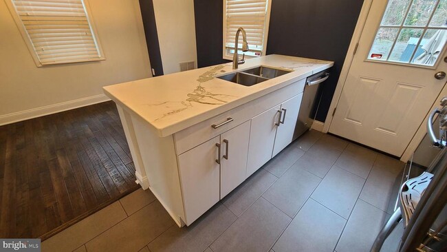 Building Photo - 417 Burbank St SE