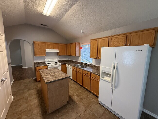 Building Photo - Charming 3 Bedroom Haven with 2 Full Baths in Fort Worth. Spacious 1748 Sq. Ft. Retreat on Comfor...