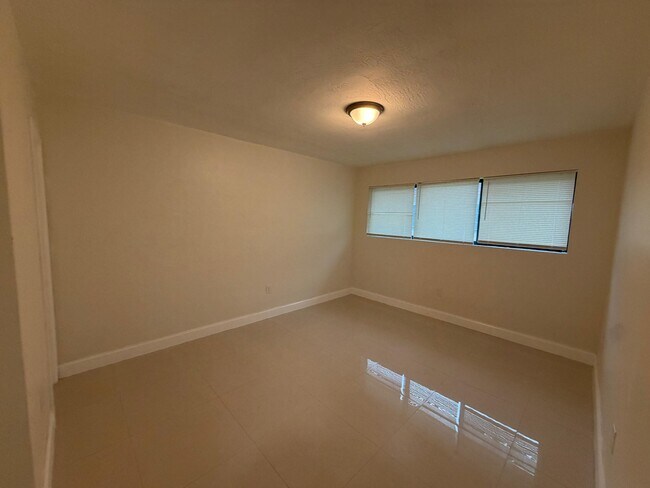 Building Photo - 465 NE 139th St