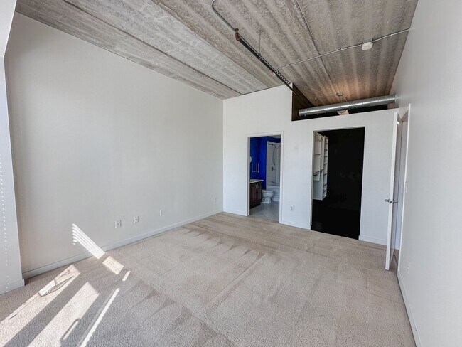 Building Photo - Luxury and Convenience in Royal Oak