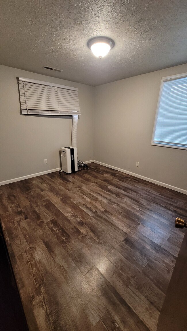 Building Photo - 908 1st St