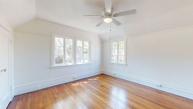 Building Photo - Stunning 4 Bedroom Home In Sought After Pi...
