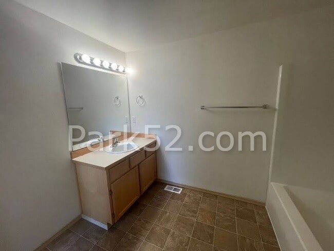 Building Photo - 4 Bedroom 2.5 Bathroom Single Family Home in Tacoma!