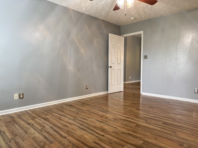 Building Photo - 162 Cavalier Dr