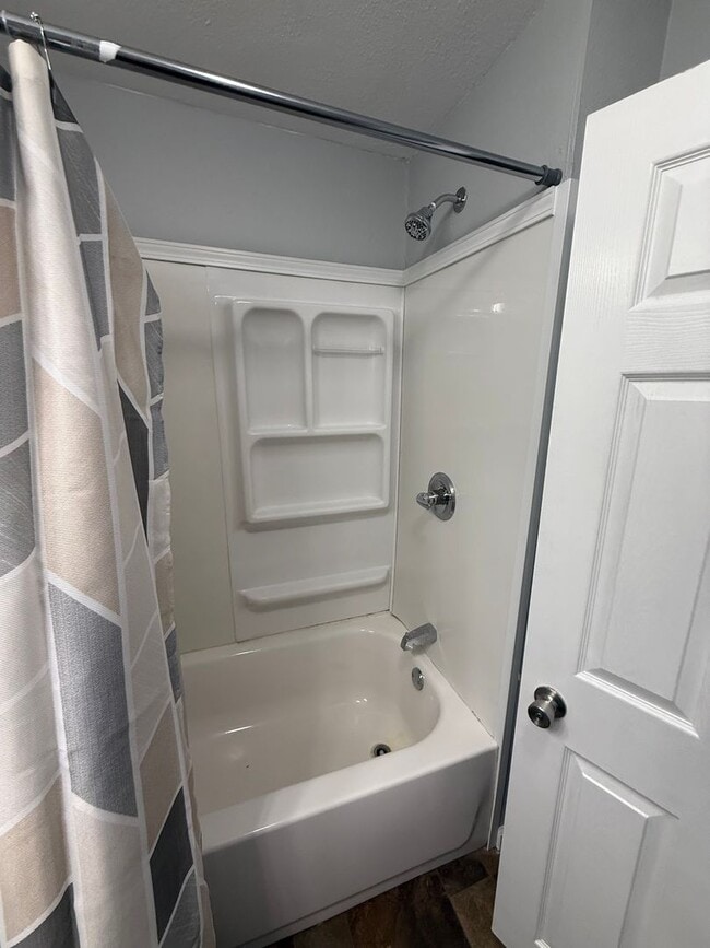 Building Photo - 406 S Oak St