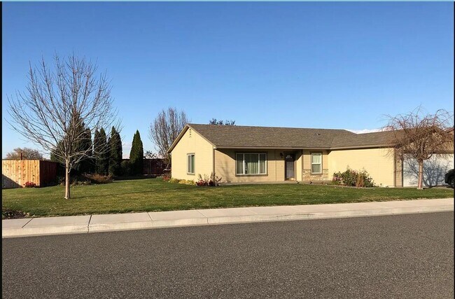 Building Photo - 212 SW Malibu Dr