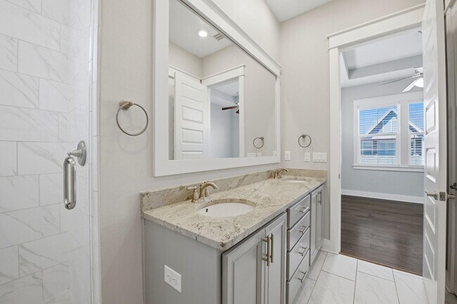 Building Photo - 26 E Pine Lands Lp