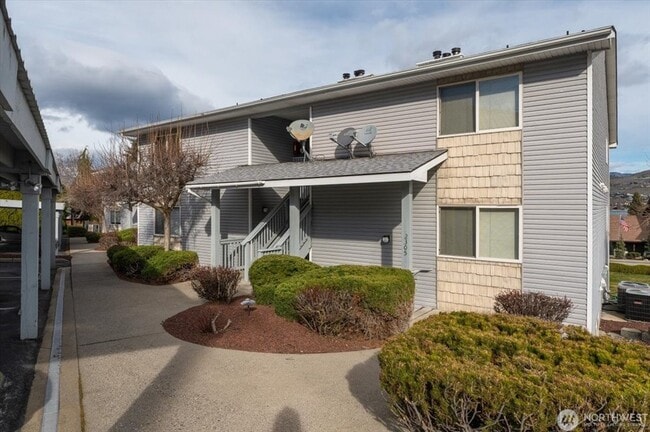 Building Photo - 2305 W Woodin Ave