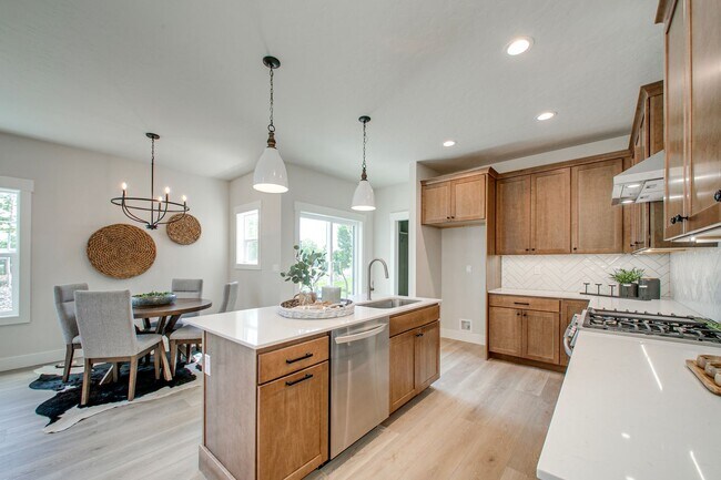 Building Photo - Sophisticated Luxury Townhome in the Heart...