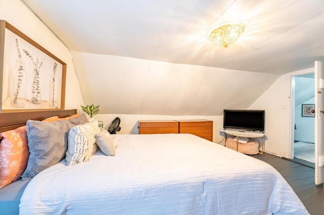 Building Photo - 714 E Jefferson St