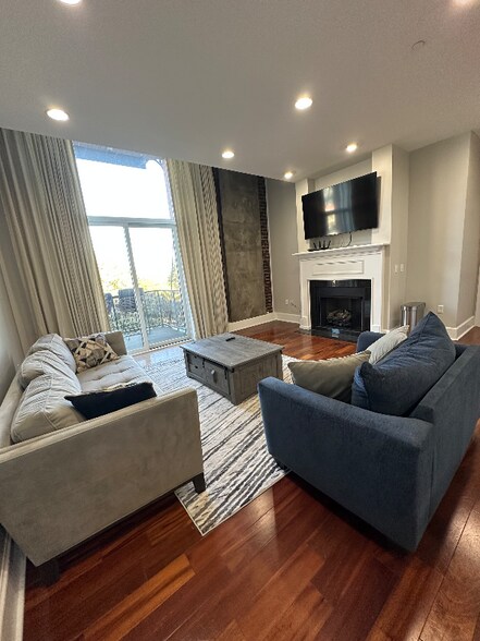 Building Photo - 300 S Gay St