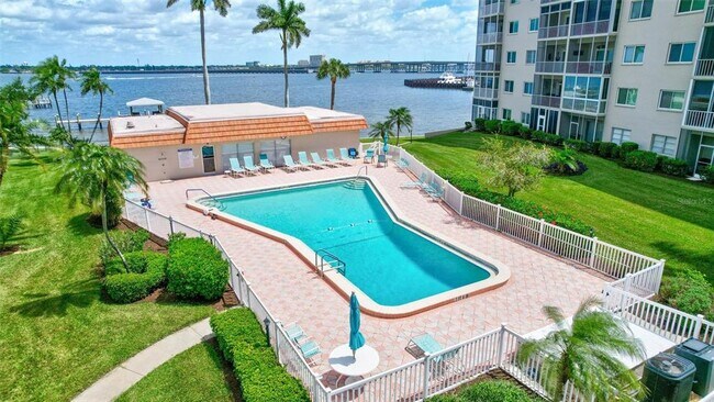 Building Photo - 1600 1st Ave W