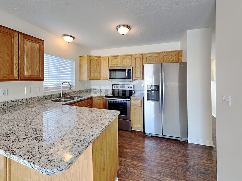 Building Photo - 5069 S Vista Dr