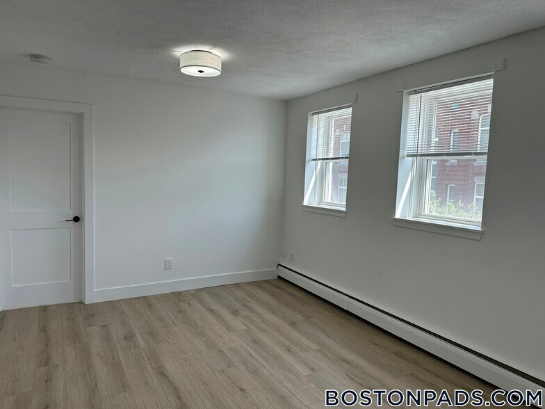 Building Photo - 740 E 7th St