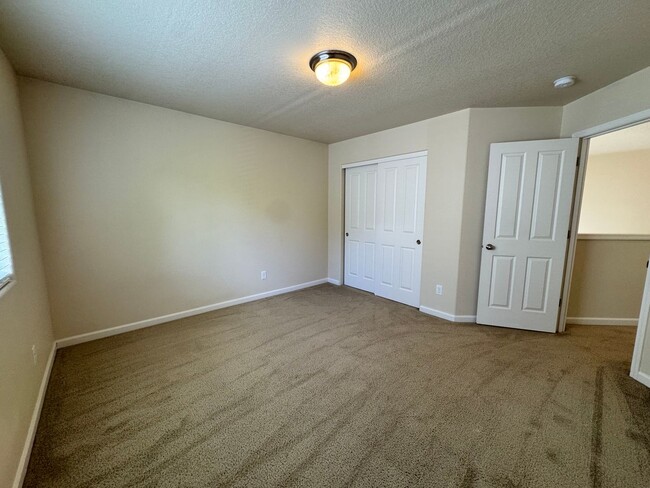 Building Photo - FOR RENT - SUPER CLEAN 4 BEDROOM, 2.5 BATH...
