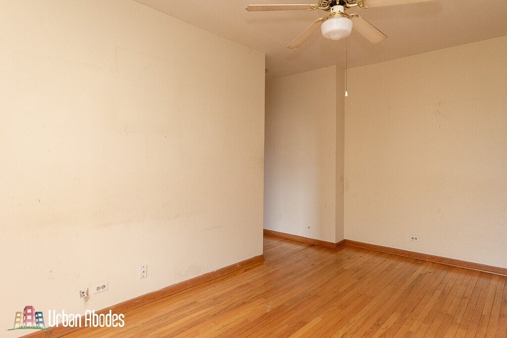 Building Photo - 633 W Barry Ave