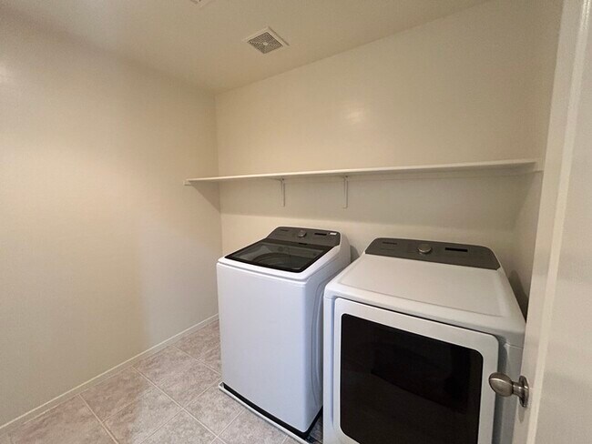 Building Photo - Carry Over Showing: This property has been...