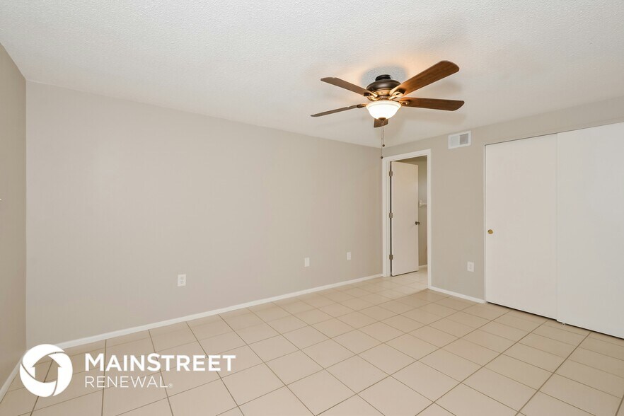 Building Photo - 2827 Marshall Dr